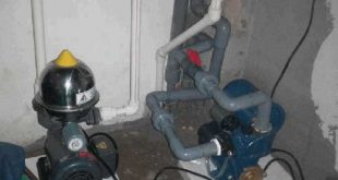 thợ sửa máy bơm nước