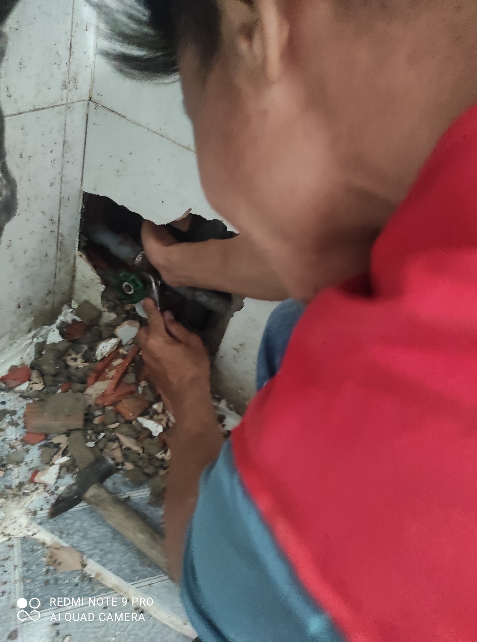 Thợ sửa ống nước rò rỉ âm tường