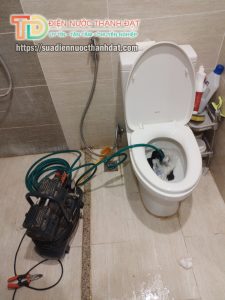 Thông bồn cầu nghẹt giá rẻ