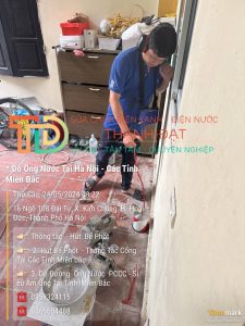 Thợ dò nước rò rỉ ở Hà Nội