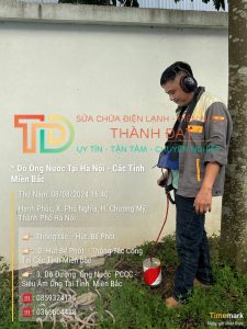 Thợ dò nước rò rỉ ở Hà Nội